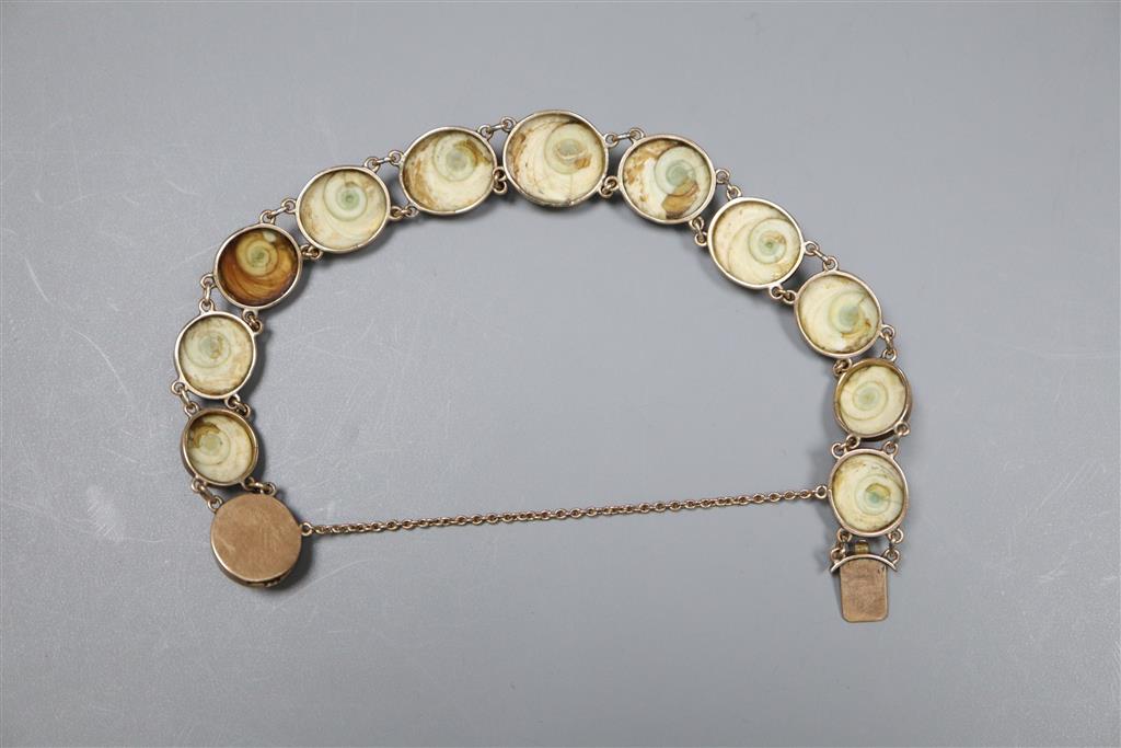 An Edwardian yellow metal and graduated shell set bracelet, 16cm, gross 12.9 grams.